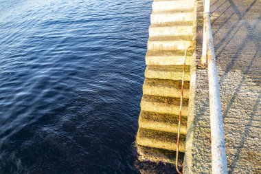 Rosbeg Limanı 'ndaki beton merdivenler, Donegal İlçesi, İrlanda.