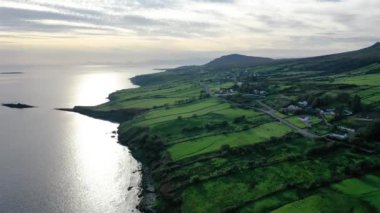 İrlanda 'nın Donegal ilçesindeki gizli şelaleye yakın güzel büyük kıyı şeridinin havası..