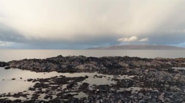 Narin Strand 'daki güzel kumulların hava manzarası. County Donegal İrlanda' daki güzel büyük bir plaj.