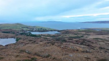 Donegal, İrlanda 'da Portnoo' daki Pound Lough 'un hava görüntüsü.