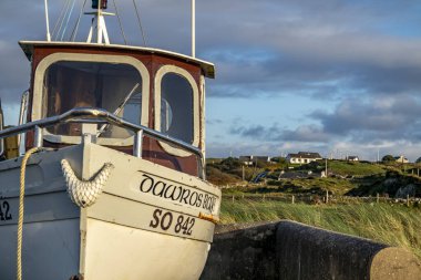 COUNTY DONEGAL, IRELAND - Kasım 09 2021: balıkçı teknesi gelecek sezon için limanda bekliyor.