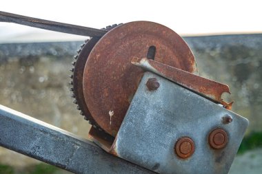 COUNTY DONEGAL, IRELAND - Kasım 09 2021: balıkçı teknesi gelecek sezon için limanda bekliyor.