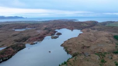 Portnoo 'dan Birroge Ringfort ve Drumboghill Lough' un havadan görünüşü - County Donegal - İrlanda