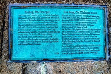 ROSBEG, COUNTY DONEGAL, IRELAND - Kasım 09 2021: İrlanda 'daki İspanyol donanmasının tarihini açıklayan imza.
