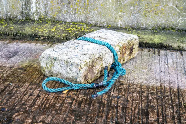 Limanda balık tutmak için taşa bağlanmış halat..