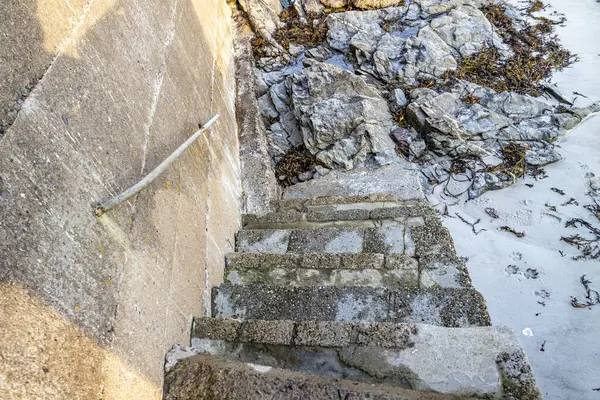 Rosbeg Limanı 'ndaki beton merdivenler, Donegal İlçesi, İrlanda.