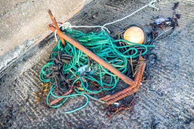 İrlanda 'nın Donegal ilçesindeki Rosbeg limanındaki DIY Anker.