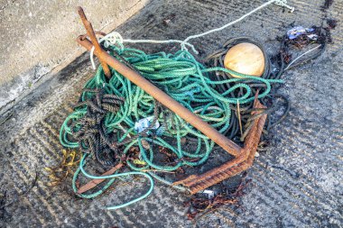 İrlanda 'nın Donegal ilçesindeki Rosbeg limanındaki DIY Anker.