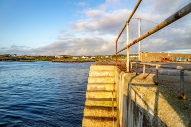Rosbeg Limanı 'ndaki beton merdivenler, Donegal İlçesi, İrlanda.