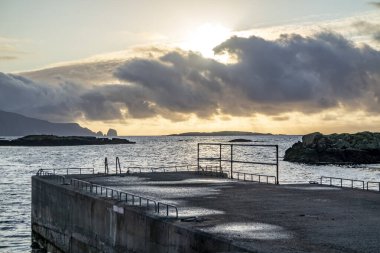 Gün batımında Rosbeg Limanı, County Donegal, İrlanda.
