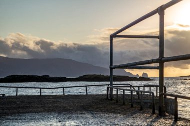 Gün batımında Rosbeg Limanı, County Donegal, İrlanda.