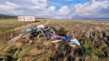 PORTNOO, COUNTY DONEGAL - 10 HAZİRAN 2024: Yerel eylem grubu halka açık bir yolun engellenmesini protesto ediyor.