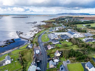 Countz Donegal, İrlanda 'daki Dungloe' nun havadan görünüşü.