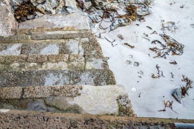 Rosbeg Limanı 'ndaki beton merdivenler, Donegal İlçesi, İrlanda.