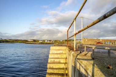 Rosbeg Limanı 'ndaki beton merdivenler, Donegal İlçesi, İrlanda.