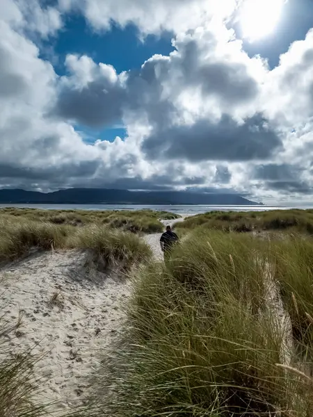 İrlanda 'nın Donegal ilçesindeki Tramore sahilinde güzel bir gün..