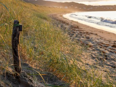Donegal, İrlanda 'daki Portnoo Narin plajında güzel bir gün batımı..