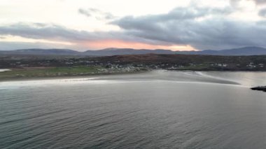 Donegal, İrlanda 'daki Portnoo Narin plajında güzel bir gün batımı.,