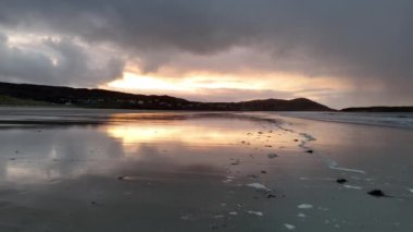Donegal, İrlanda 'daki Portnoo Narin plajında güzel bir gün batımı.,