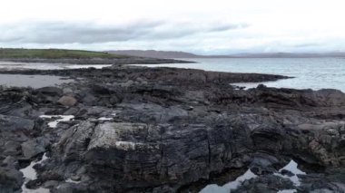 Donegal, İrlanda 'da bulunan Portnoo' dan Inishkeel Adası 'nın havadan görünüşü.