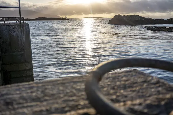 Gün batımında Rosbeg Limanı, County Donegal, İrlanda.