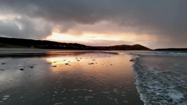 Donegal, İrlanda 'daki Portnoo Narin plajında güzel bir gün batımı.,