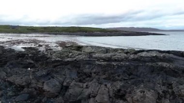 Donegal, İrlanda 'da bulunan Portnoo' dan Inishkeel Adası 'nın havadan görünüşü.
