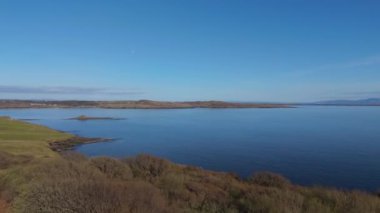İrlanda 'nın Donegal ilçesindeki gizli şelaleye yakın güzel büyük kıyı şeridinin havası..