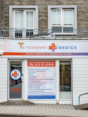 LETTERKENNY, IRELAND - 27 Eylül 2023: Letterkenny sağlık görevlileri şehirde özel bir sağlık hizmeti sağlayıcısı.