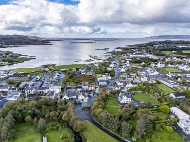 DUNGLOE, COUNTY DONEGAL, IRELAND - 21 Ekim 2023 Dungloe İrlanda 'da güzel bir şehirdir..