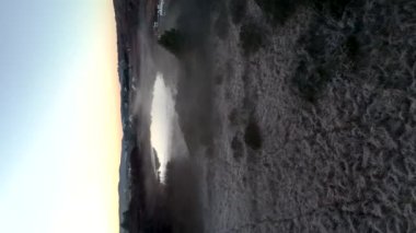İrlanda 'da bir bozkır ya da bataklık üzerinde sis, sis ve dramatik gökyüzü..