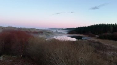 İrlanda 'da bir bozkır ya da bataklık üzerinde sis, sis ve dramatik gökyüzü..