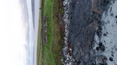 Donegal, İrlanda 'da bulunan Portnoo' dan Inishkeel Adası 'nın havadan görünüşü.