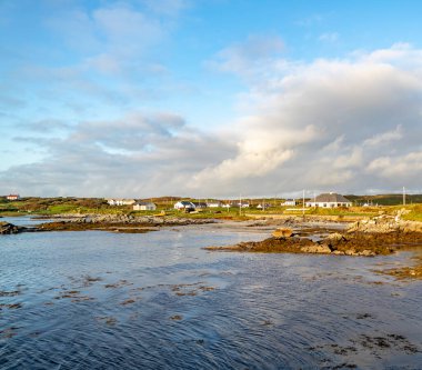 Gün batımında Rosbeg Limanı, County Donegal, İrlanda.