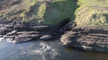 İrlanda 'nın Donegal ilçesindeki gizli şelaleye yakın güzel büyük kıyı şeridinin havası..