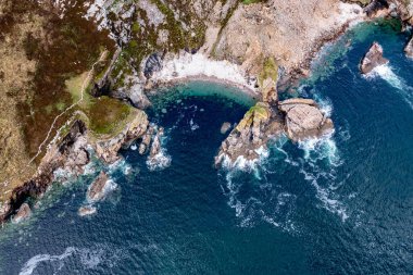 Donegal, İrlanda 'daki Muckros Head plajındaki kayalık sahil manzarası.