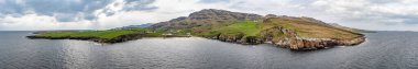 Donegal, İrlanda 'daki Muckros Head plajındaki kayalık sahil manzarası.