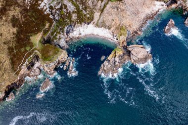 Donegal, İrlanda 'daki Muckros Head plajındaki kayalık sahil manzarası.