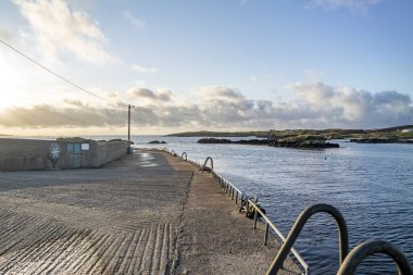 Gün batımında Rosbeg Limanı, County Donegal, İrlanda.