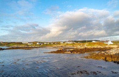 Gün batımında Rosbeg Limanı, County Donegal, İrlanda.