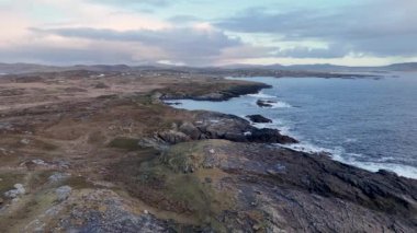 Donegal İlçesi 'ndeki Dawros' un güzel sahil şeridinde büyük bir kayanın havadan görünüşü - İrlanda.