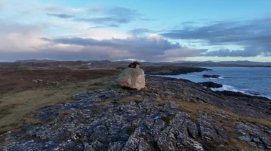 Donegal İlçesi 'ndeki Dawros' un güzel sahil şeridinde büyük bir kayanın havadan görünüşü - İrlanda.