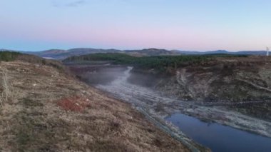 İrlanda 'da bir bozkır ya da bataklık üzerinde sis, sis ve dramatik gökyüzü..