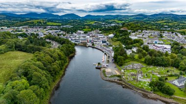 DONEGAL TOWN, IRELAND - 23 HAZİRAN 2024 - Yeni Elmas 'taki çalışmalar çoktan tamamlandı.