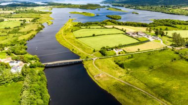 Erne Nehri 'nin Enniskillen, Kuzey İrlanda' daki Rosscor Köprüsü 'ndeki hava manzarası..