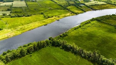 Erne Nehri 'nin Enniskillen, Kuzey İrlanda' daki Rosscor Köprüsü 'ndeki hava manzarası..
