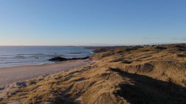 Donegal, İrlanda 'da Rosbeg' in güzel sahillerindeki hava manzaralı mobil evler.