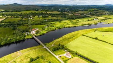 Enniskillen, Kuzey İrlanda 'daki Rosscor Köprüsü' nün hava görüntüsü.