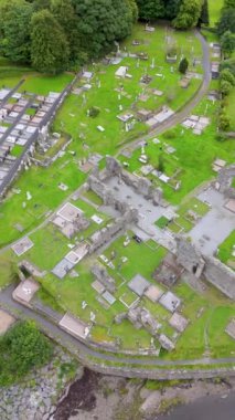 Donegal kasabasındaki tarihi Manastır Mezarlığı, 1474 yılında Hugh O Donnell tarafından İrlanda 'nın Donegal ilçesinde inşa edilmiştir.
