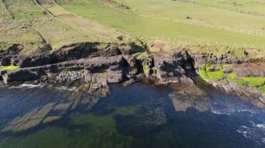 İrlanda 'nın Donegal ilçesindeki gizli şelaleye yakın güzel büyük kıyı şeridinin havası..